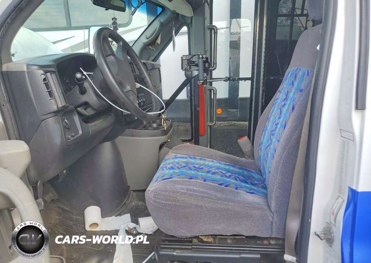2005 Chevrolet Express Shuttle Bus VIN:1GBJG31U651146721 - 7