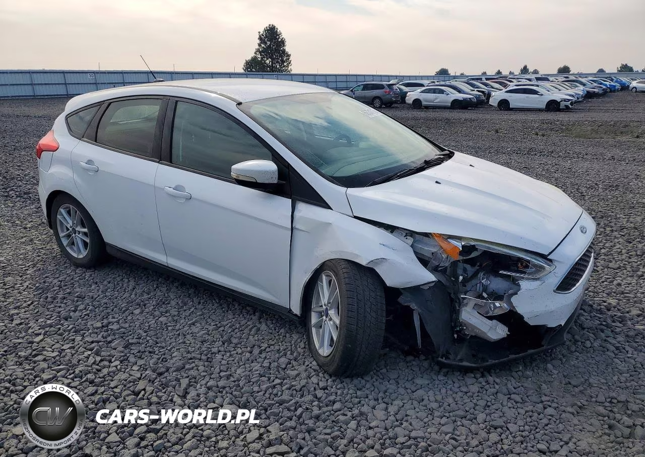 2017 Ford Focus Se VIN:1FADP3K23HL308745 - 4