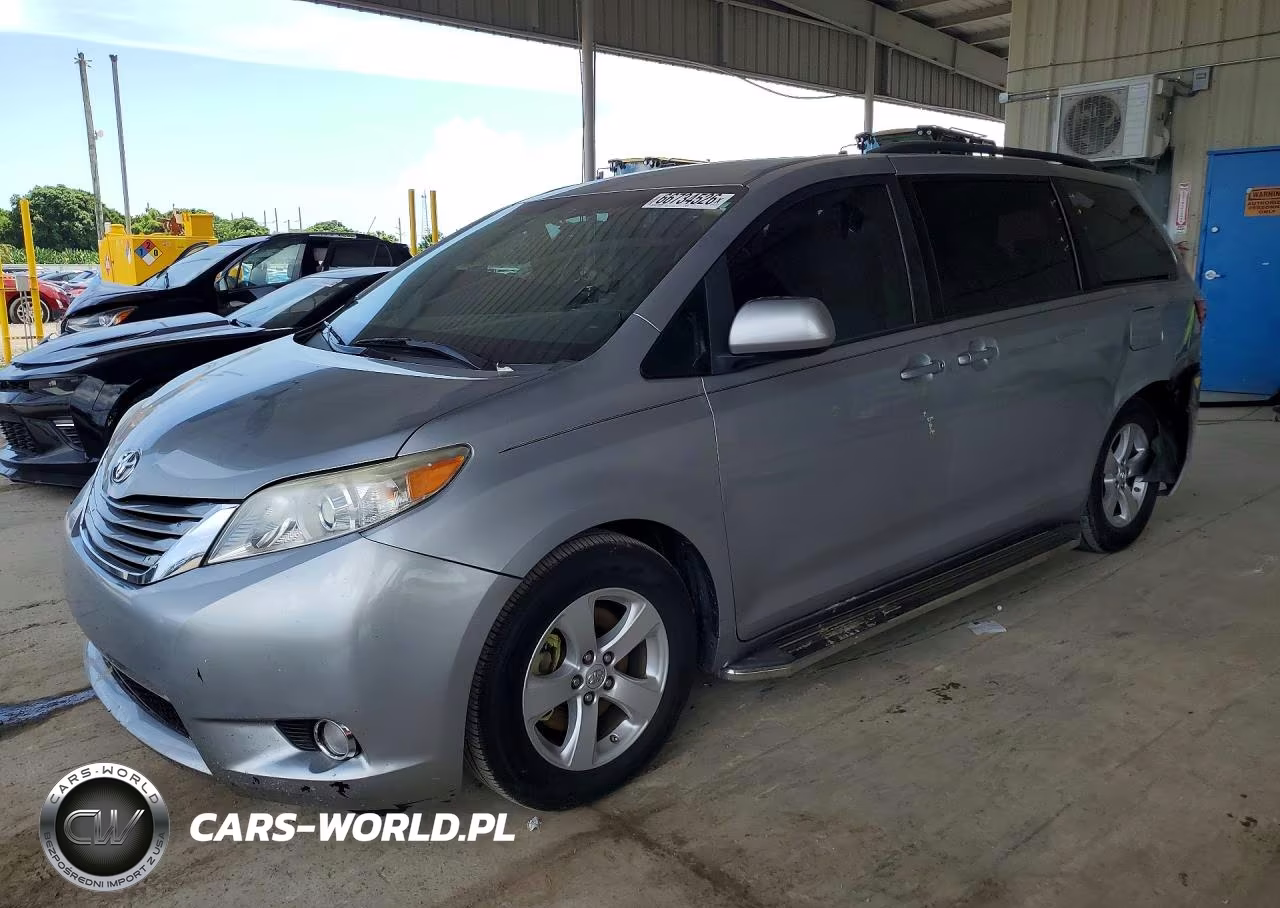 2017 Toyota Sienna Le – zdjęcie 1 z 13