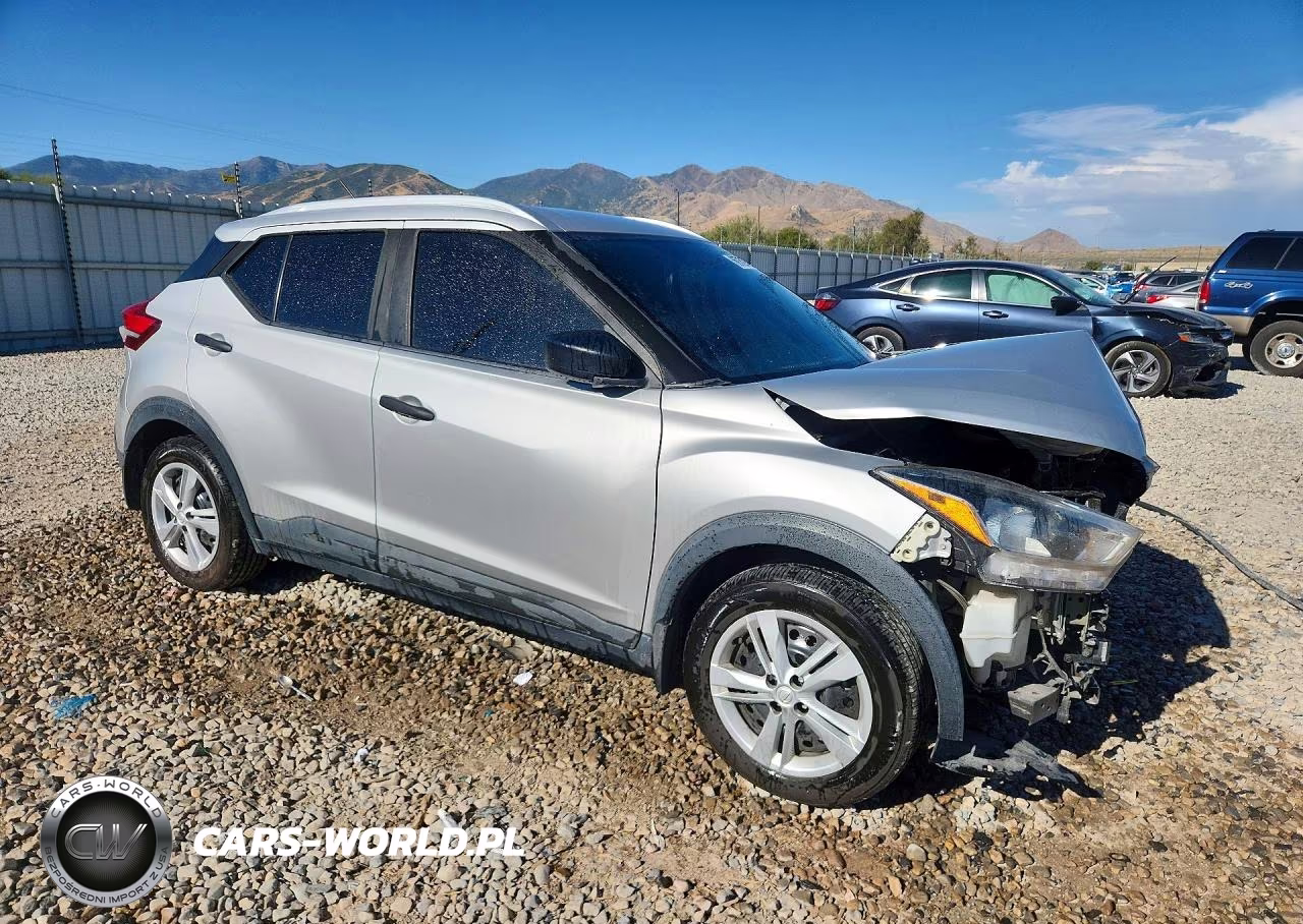 2019 Nissan Kicks S VIN:3N1CP5CU4KL566143 - 4