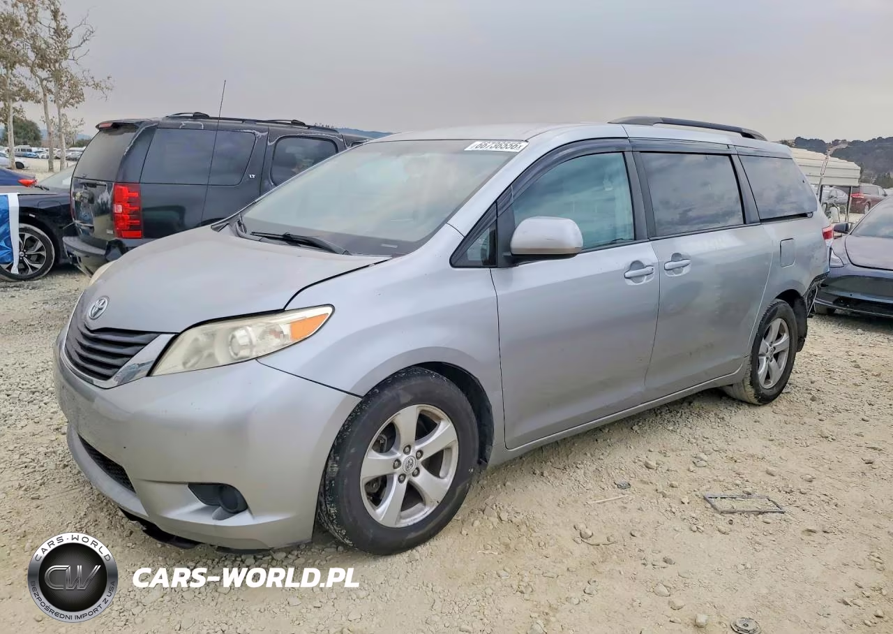 2012 Toyota Sienna Le – zdjęcie 1 z 14