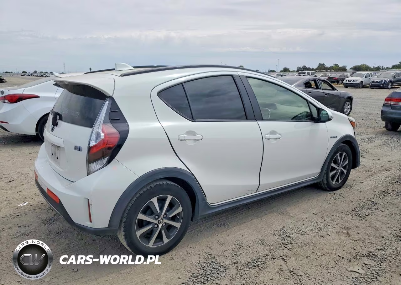 2018 Toyota Prius C Two VIN:JTDKDTB30J1613589 - 3