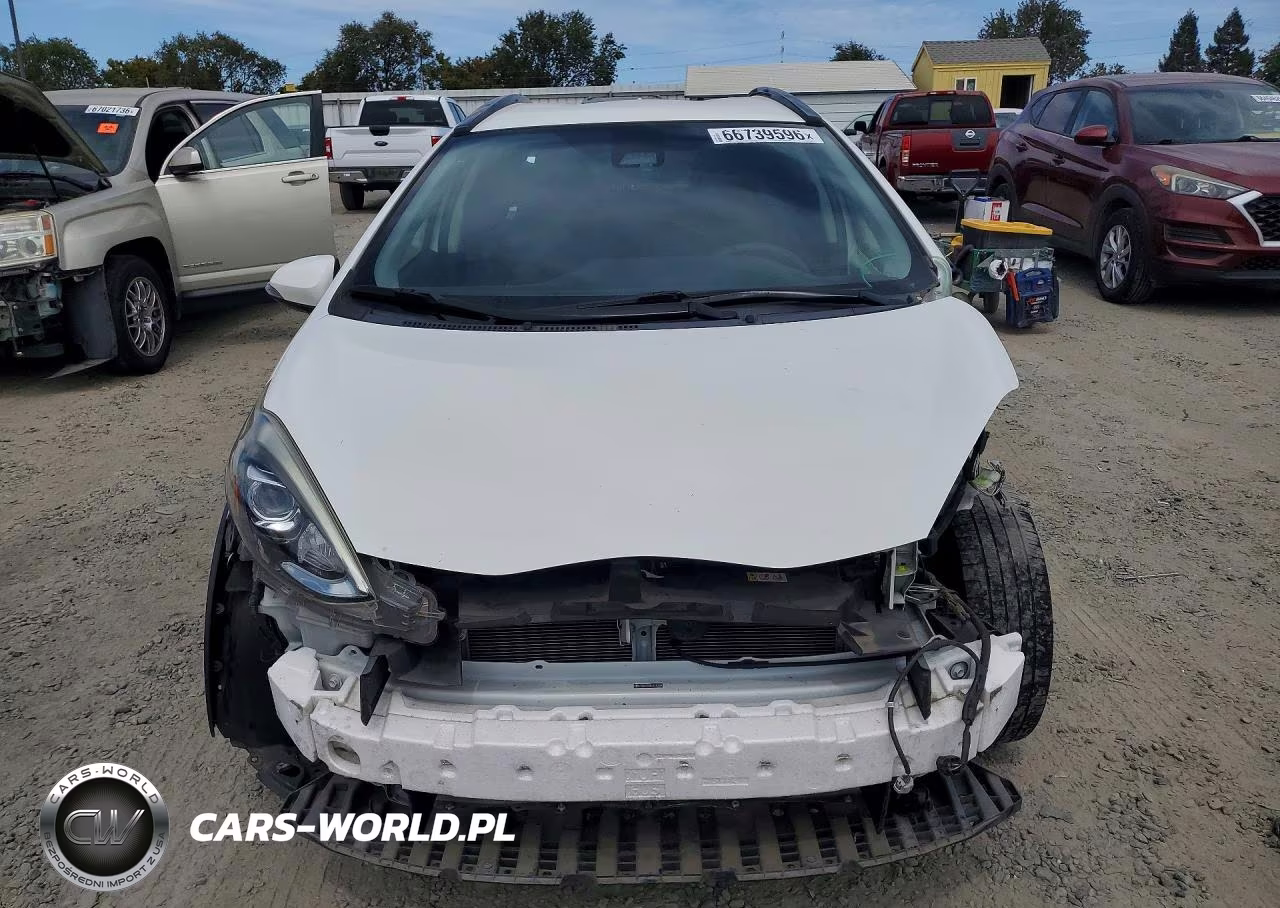 2018 Toyota Prius C Two VIN:JTDKDTB30J1613589 - 5