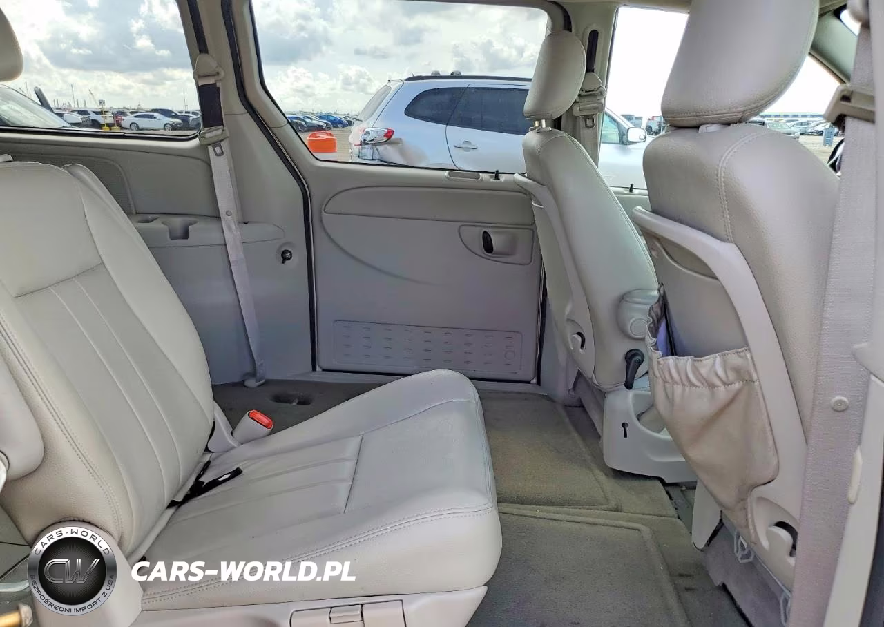 2005 Chrysler Town & Country Touring VIN:2C4GP54L65R582887 - 10