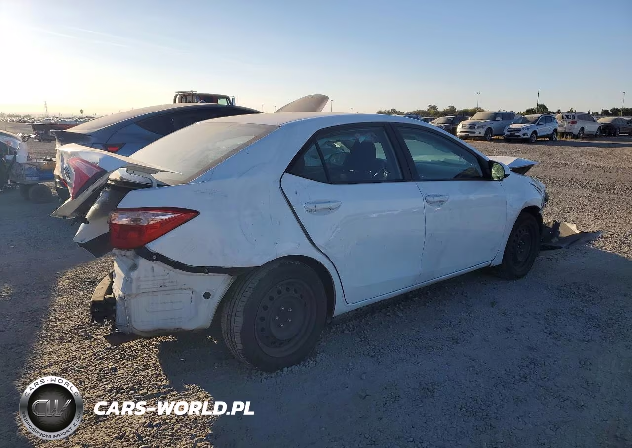 2018 Toyota Corolla Le VIN:5YFBURHE4JP788032 - 3