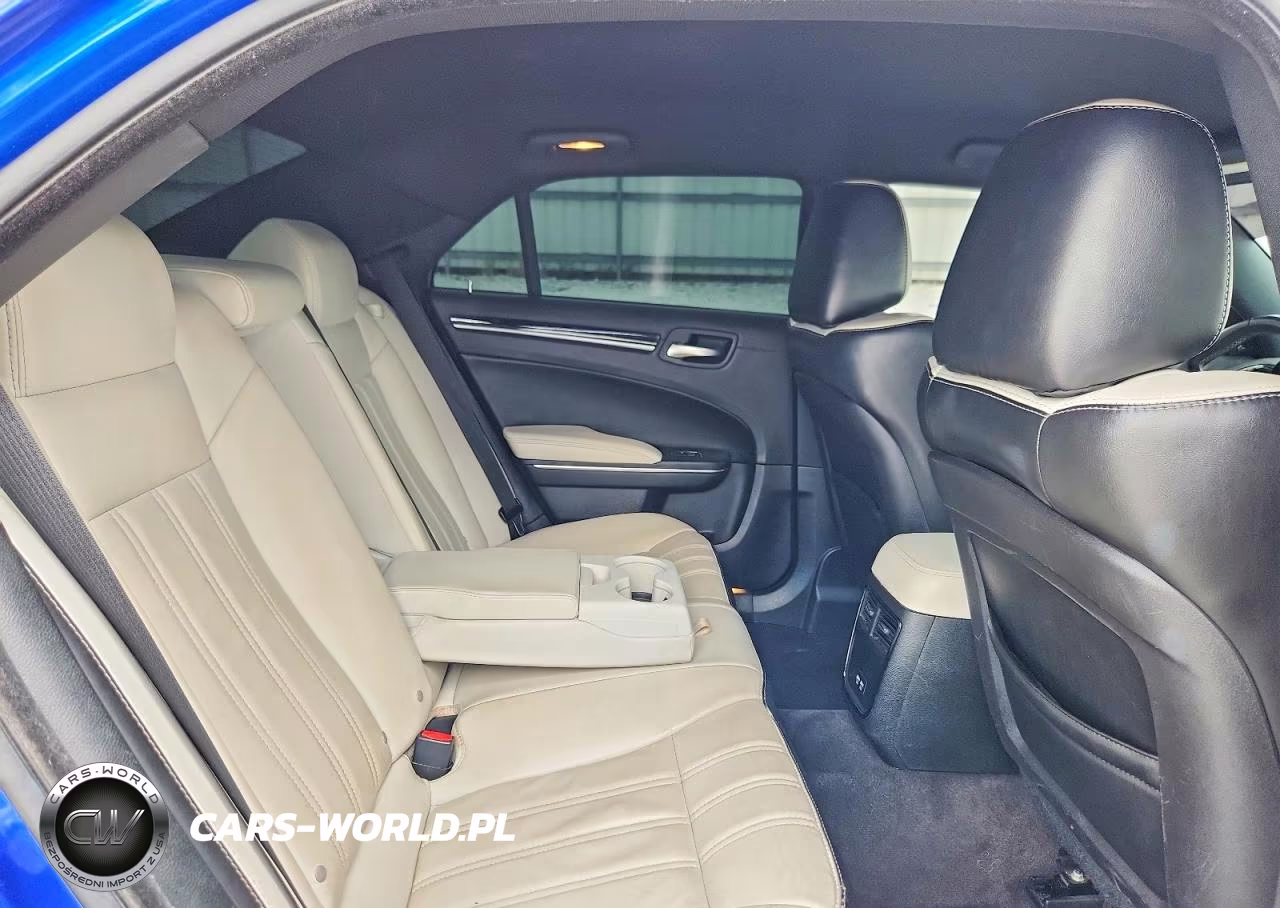 2018 Chrysler 300 S VIN:2C3CCABG4JH332299 - 10