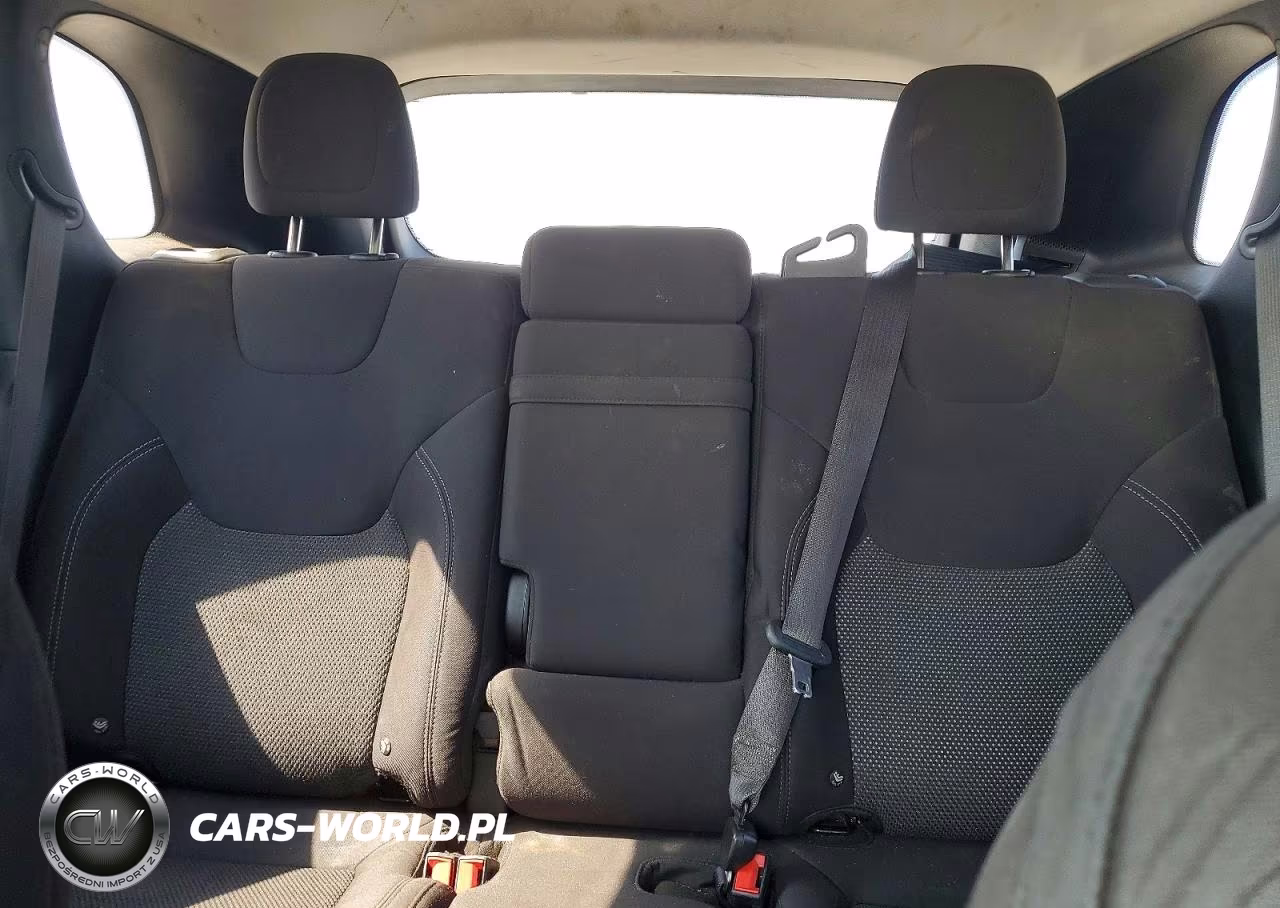 2019 Jeep Cherokee Latitude VIN:1C4PJLCB0KD144587 - 10