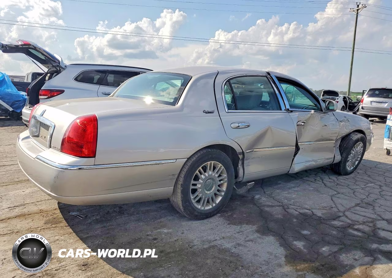 2011 Lincoln Town Car Signature Limited VIN:2LNBL8CV9BX759123 - 3