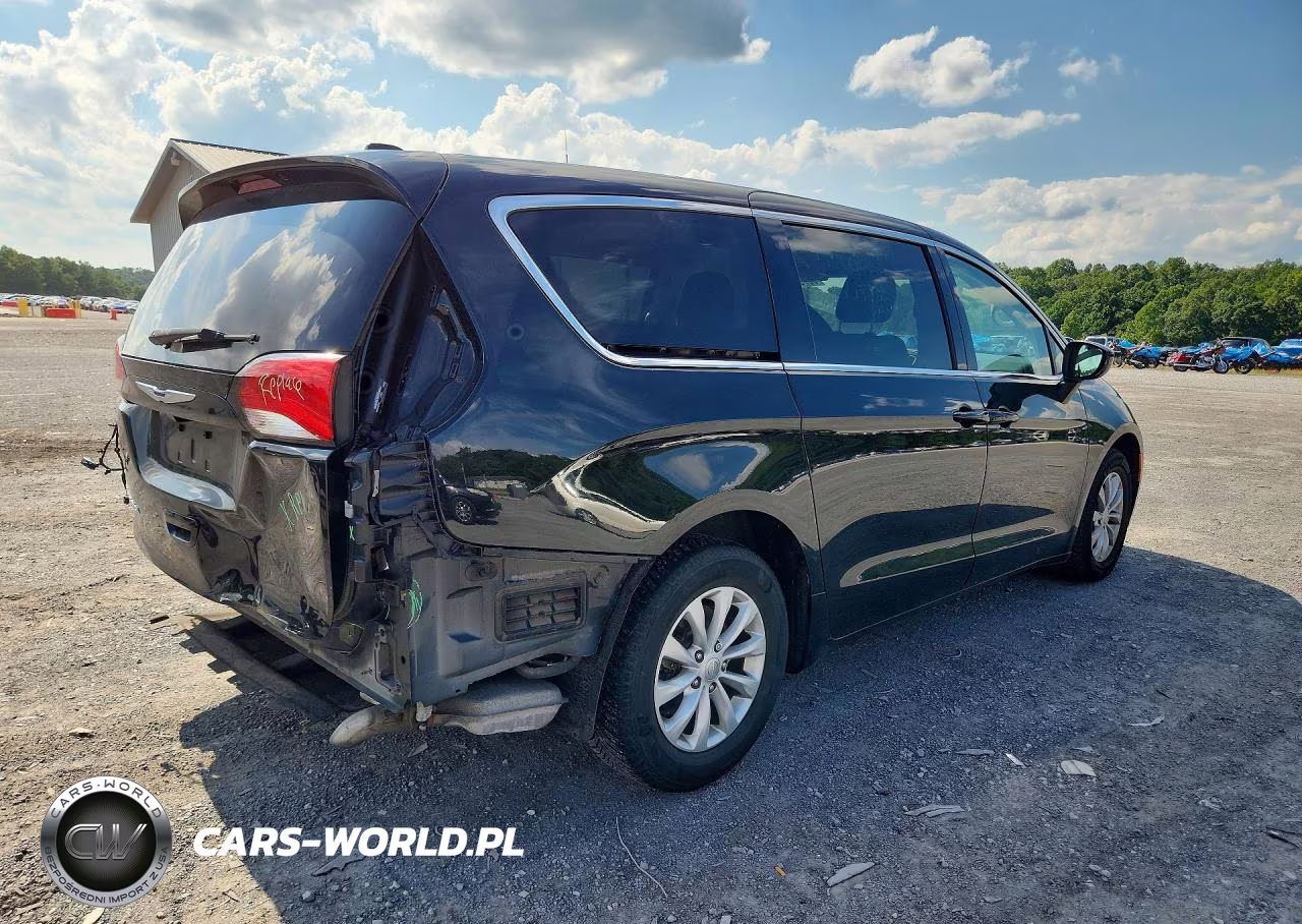 2017 Chrysler Pacifica Touring VIN:2C4RC1DG8HR713211 - 3