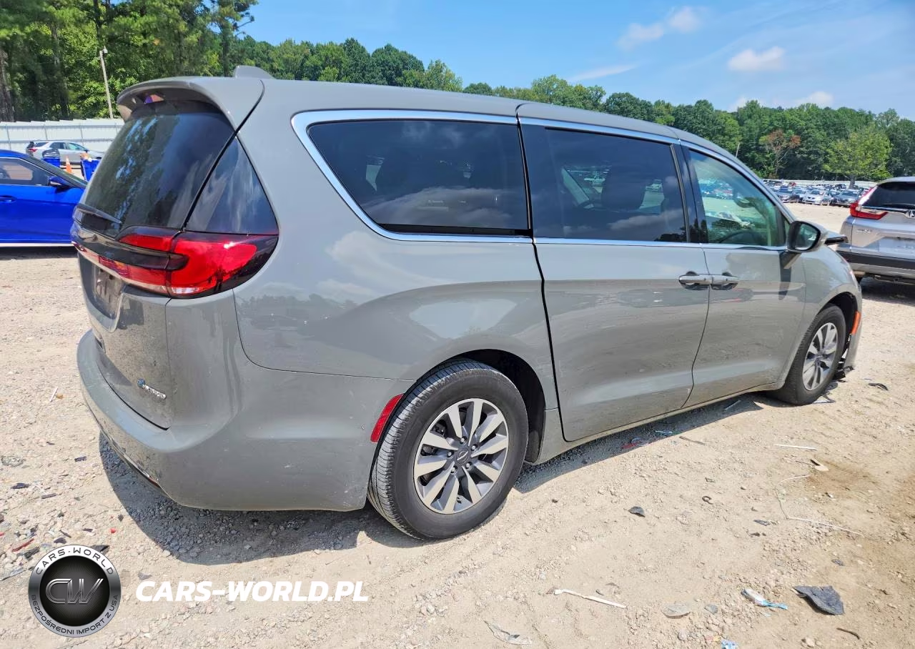 2022 Chrysler Pacifica Hybrid Touring L VIN:2C4RC1L75NR164113 - 3