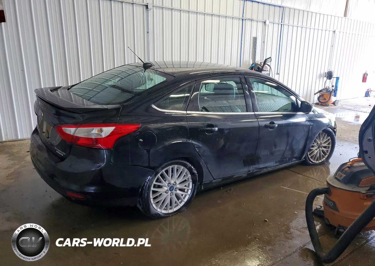 2014 Ford Focus Titanium VIN:1FADP3J23EL275789 - 3