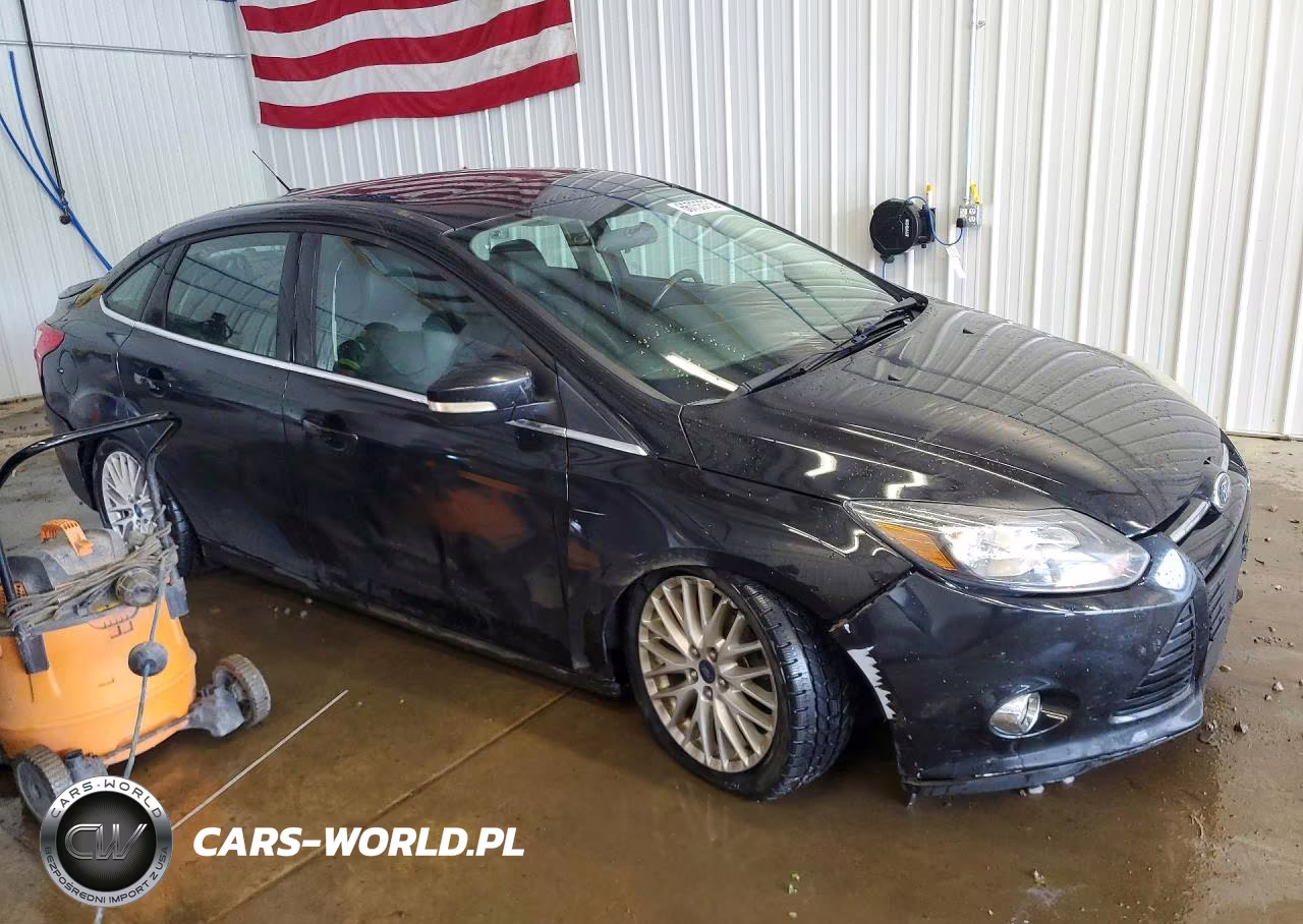 2014 Ford Focus Titanium VIN:1FADP3J23EL275789 - 4
