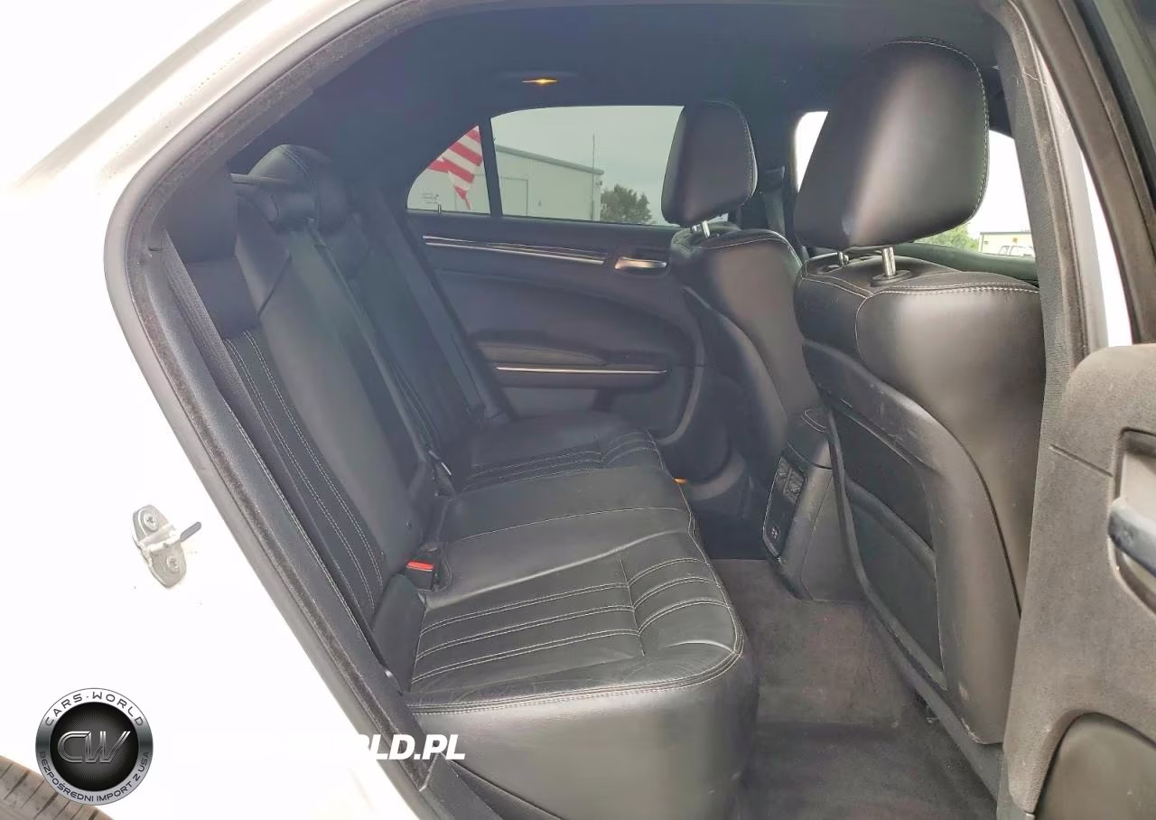 2018 Chrysler 300 S VIN:2C3CCABGXJH254840 - 10