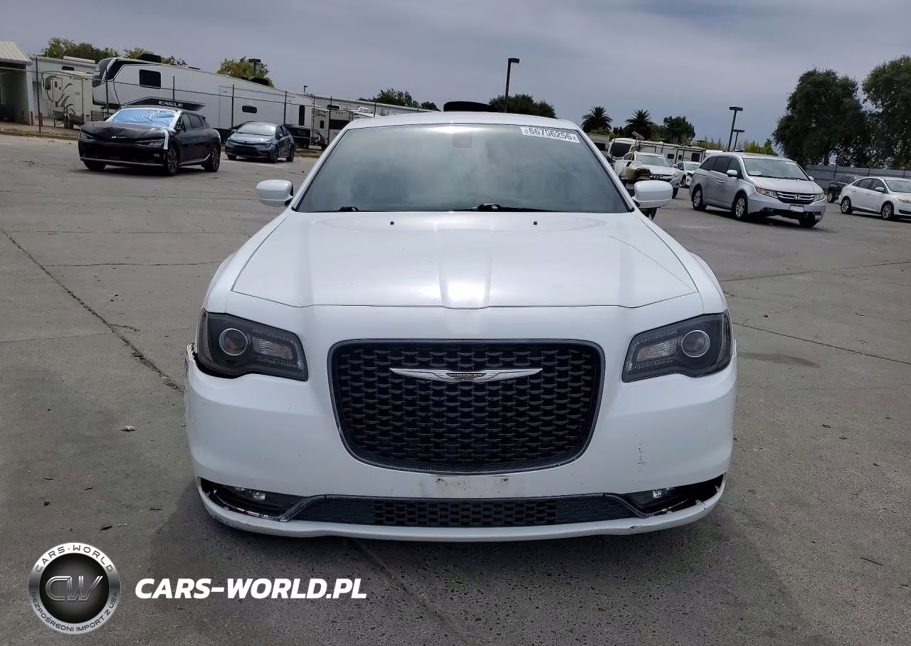 2018 Chrysler 300 S VIN:2C3CCABGXJH254840 - 5