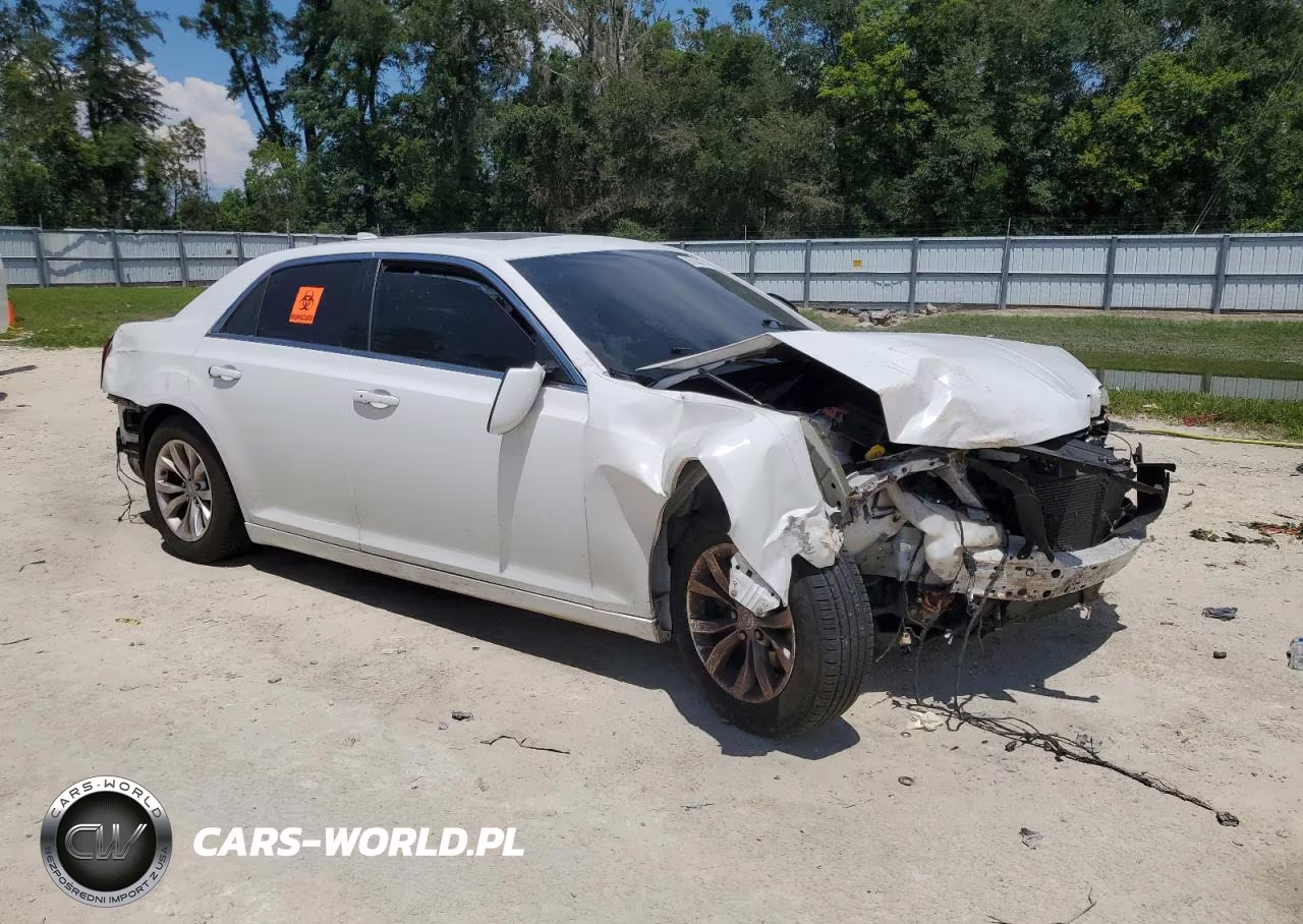 2016 Chrysler 300 Limited VIN:2C3CCAAG9GH261272 - 4