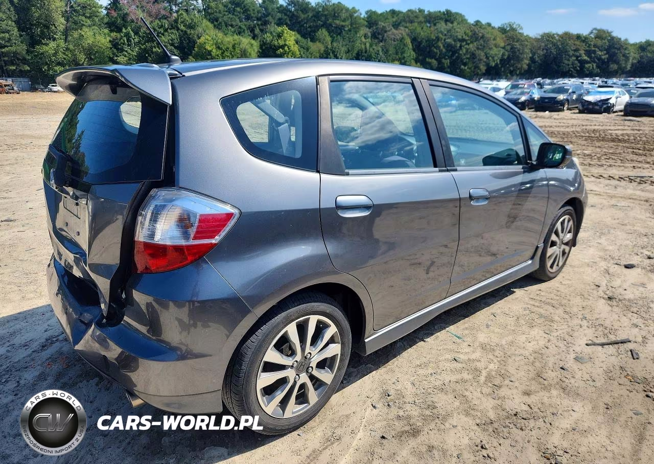 2013 Honda Fit Sport VIN:JHMGE8H55DC051026 - 3