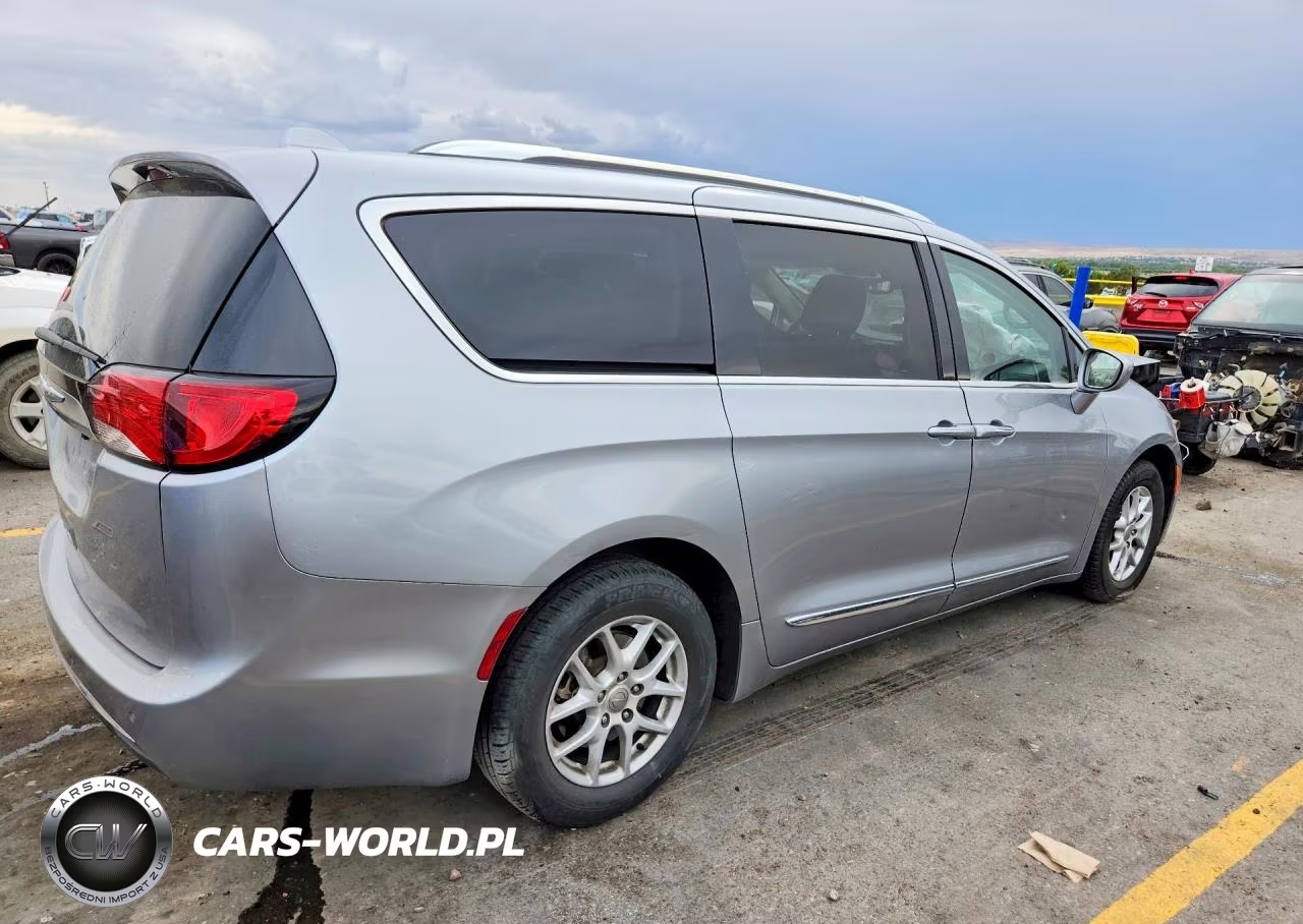 2020 Chrysler Pacifica Touring L VIN:2C4RC1BG5LR139937 - 3