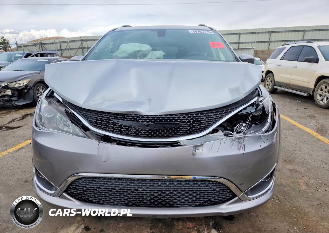 2020 Chrysler Pacifica Touring L VIN:2C4RC1BG5LR139937 - 5