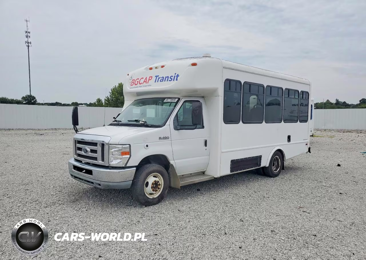 2013 Ford Econoline E350 Super Duty Cutaway Van