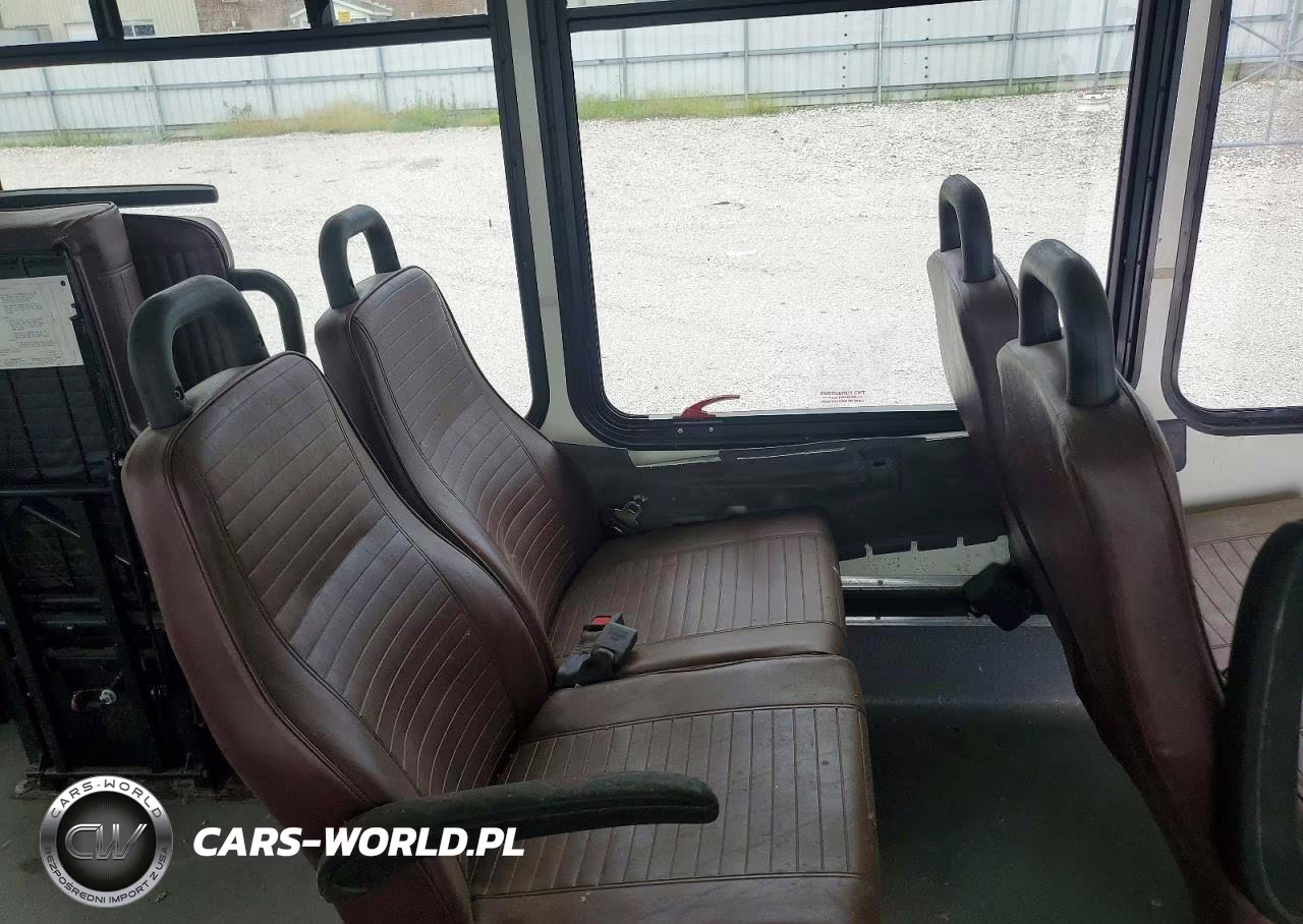 2013 Ford Econoline E350 Super Duty Cutaway Van VIN:1FDEE3FS8DDA20735 - 11