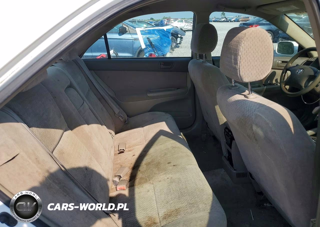 2002 Toyota Camry Le VIN:JTDBE32K820103664 - 10