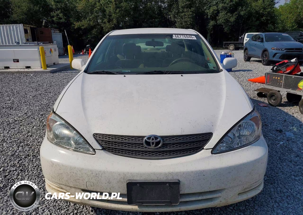2002 Toyota Camry Le VIN:JTDBE32K820103664 - 5