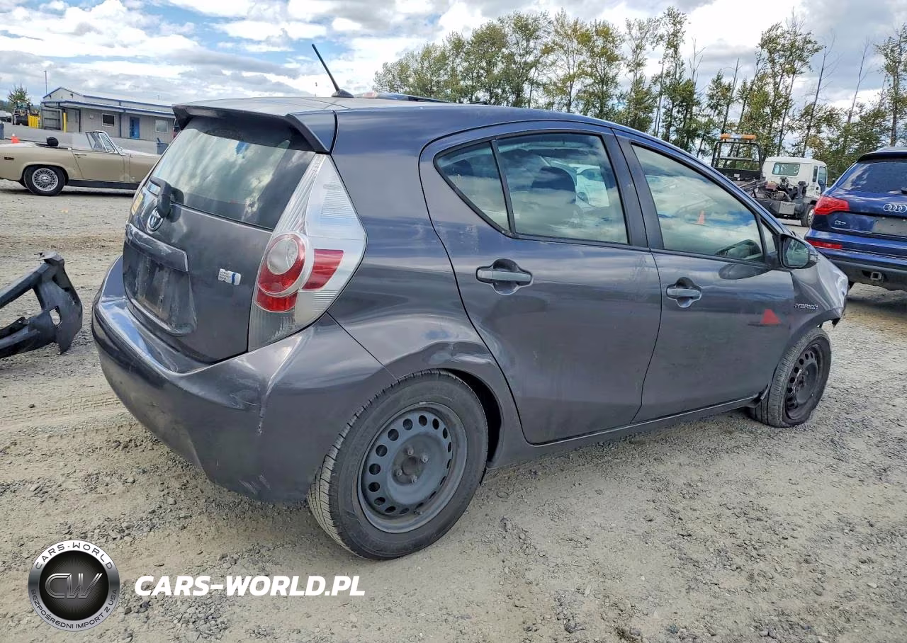 2014 Toyota Prius C Two VIN:JTDKDTB39E1572756 - 3