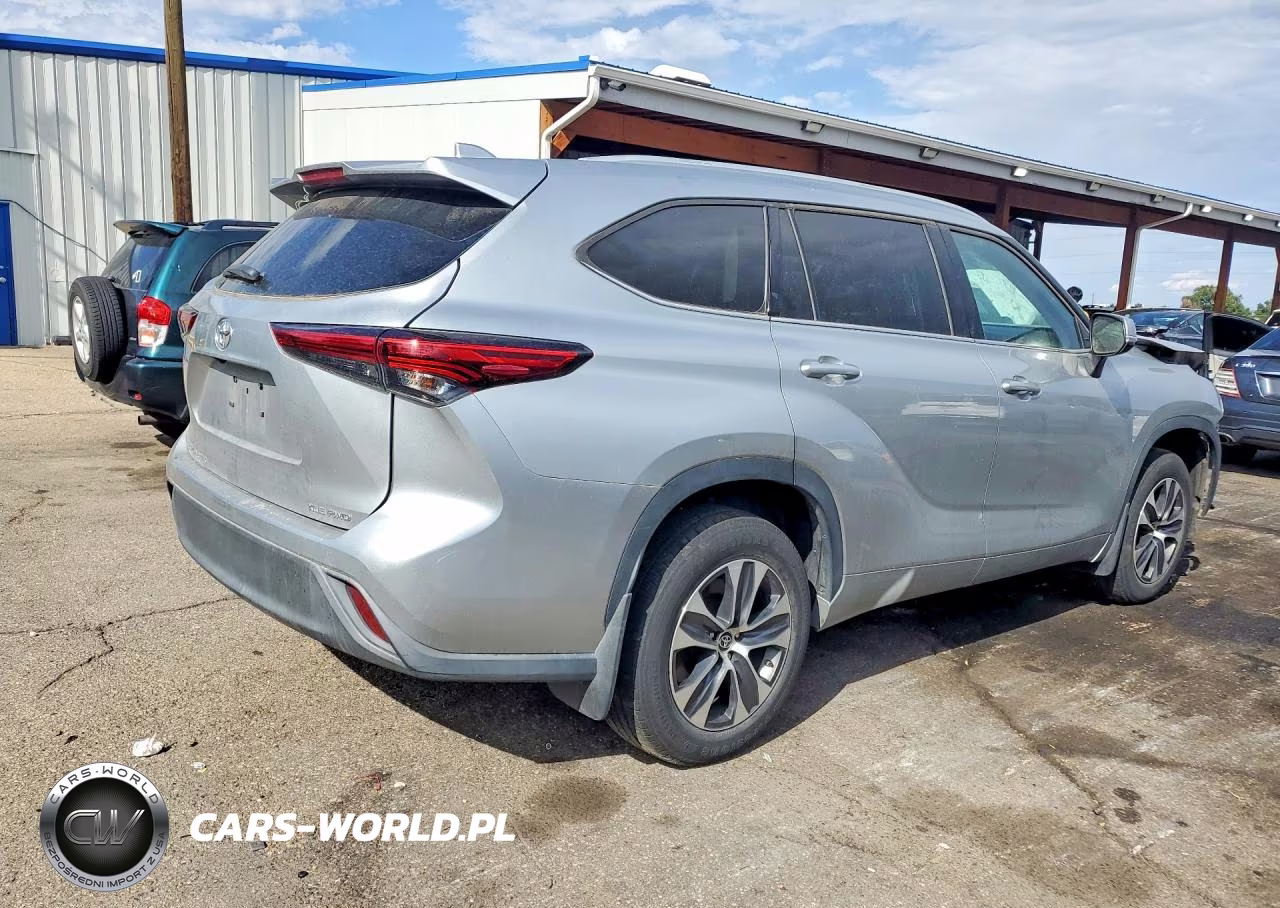2022 Toyota Highlander Xle VIN:5TDGZRBH8NS569193 - 3