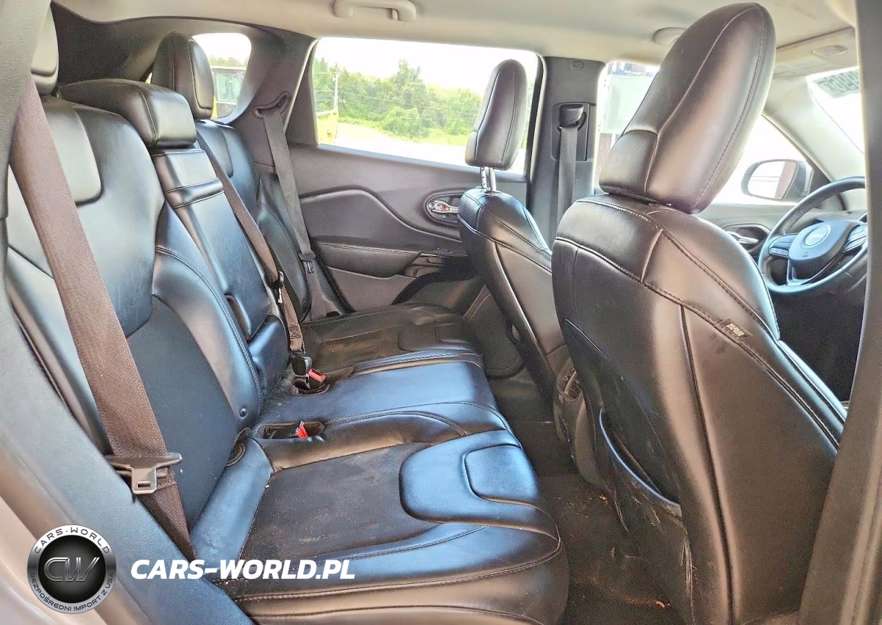 2019 Jeep Cherokee Latitude Plus VIN:1C4PJLLB8KD392831 - 10