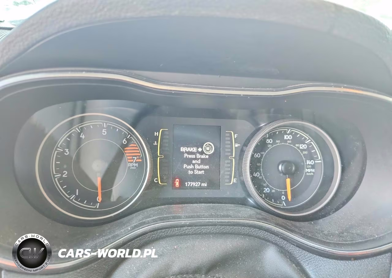 2019 Jeep Cherokee Latitude Plus VIN:1C4PJLLB8KD392831 - 9