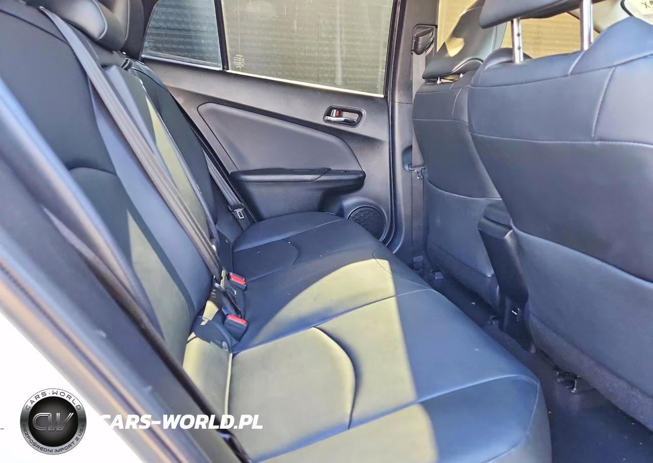 2018 Toyota Prius Three Touring VIN:JTDKARFU4J3063591 - 11