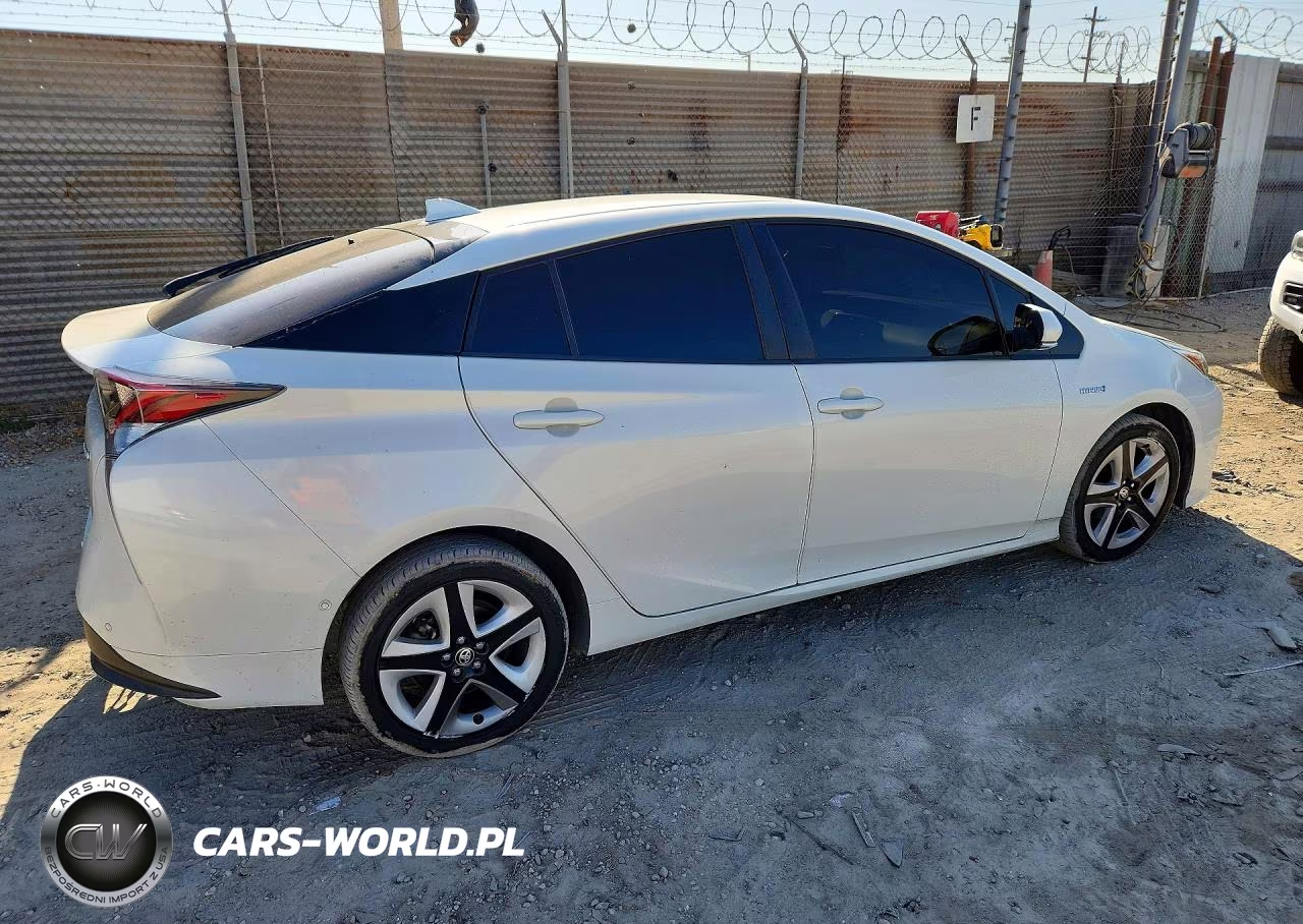 2018 Toyota Prius Three Touring VIN:JTDKARFU4J3063591 - 3