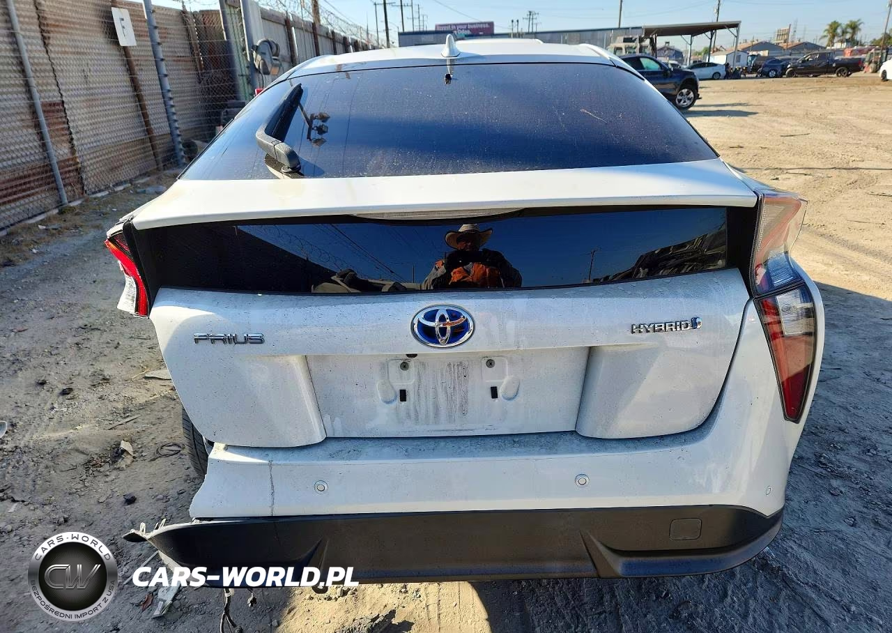 2018 Toyota Prius Three Touring VIN:JTDKARFU4J3063591 - 6