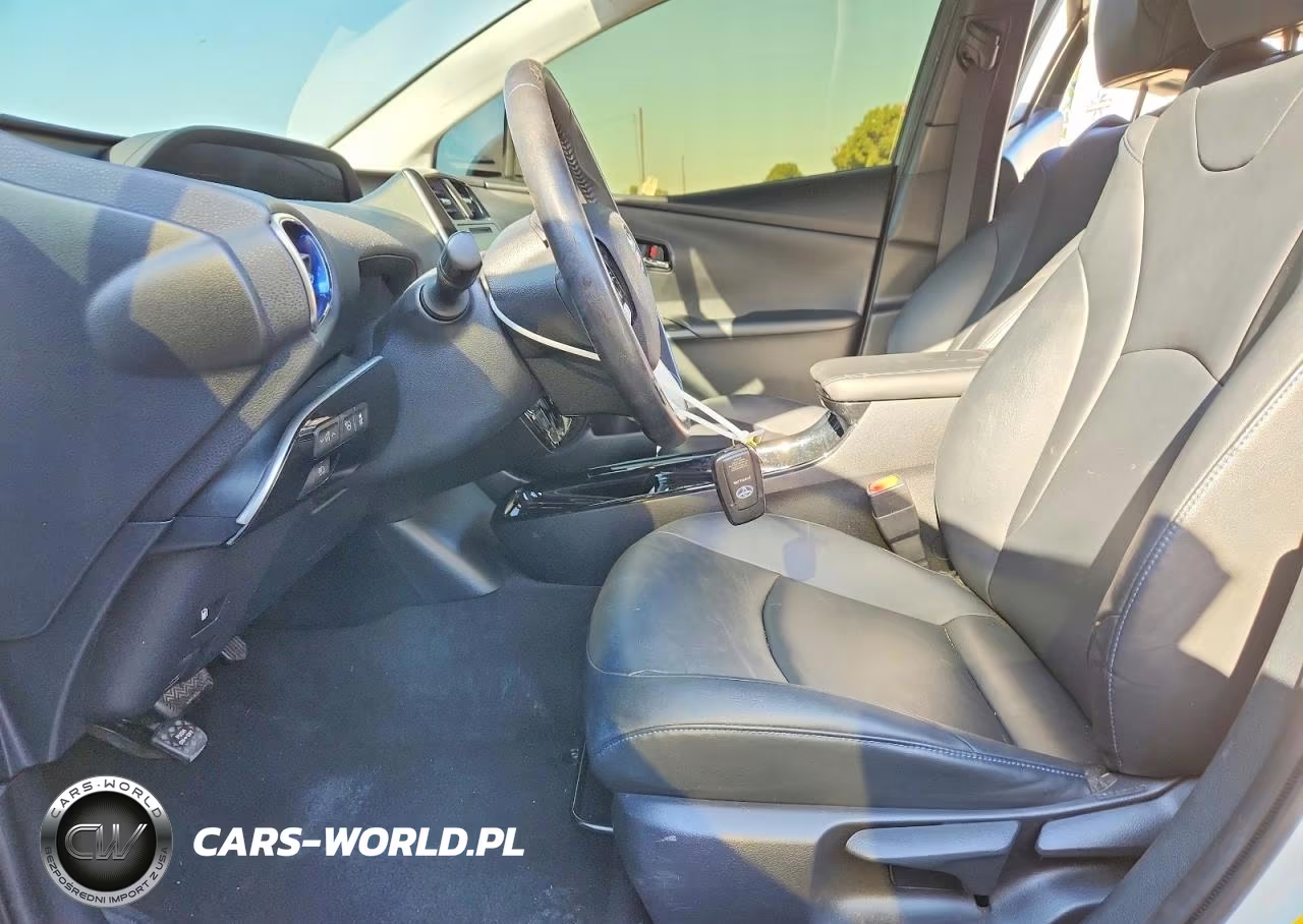 2018 Toyota Prius Three Touring VIN:JTDKARFU4J3063591 - 7