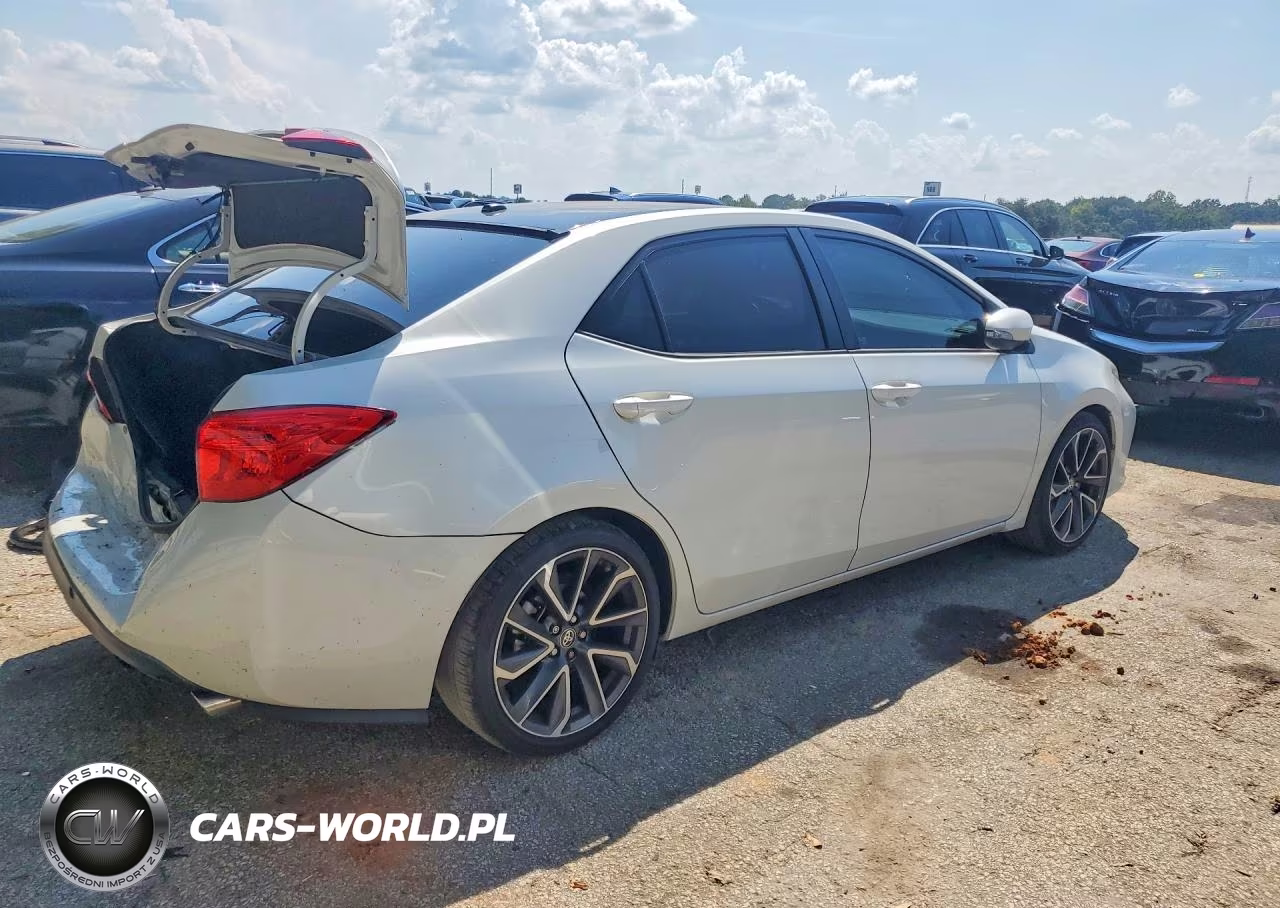 2017 Toyota Corolla Se VIN:5YFBURHE2HP611070 - 3