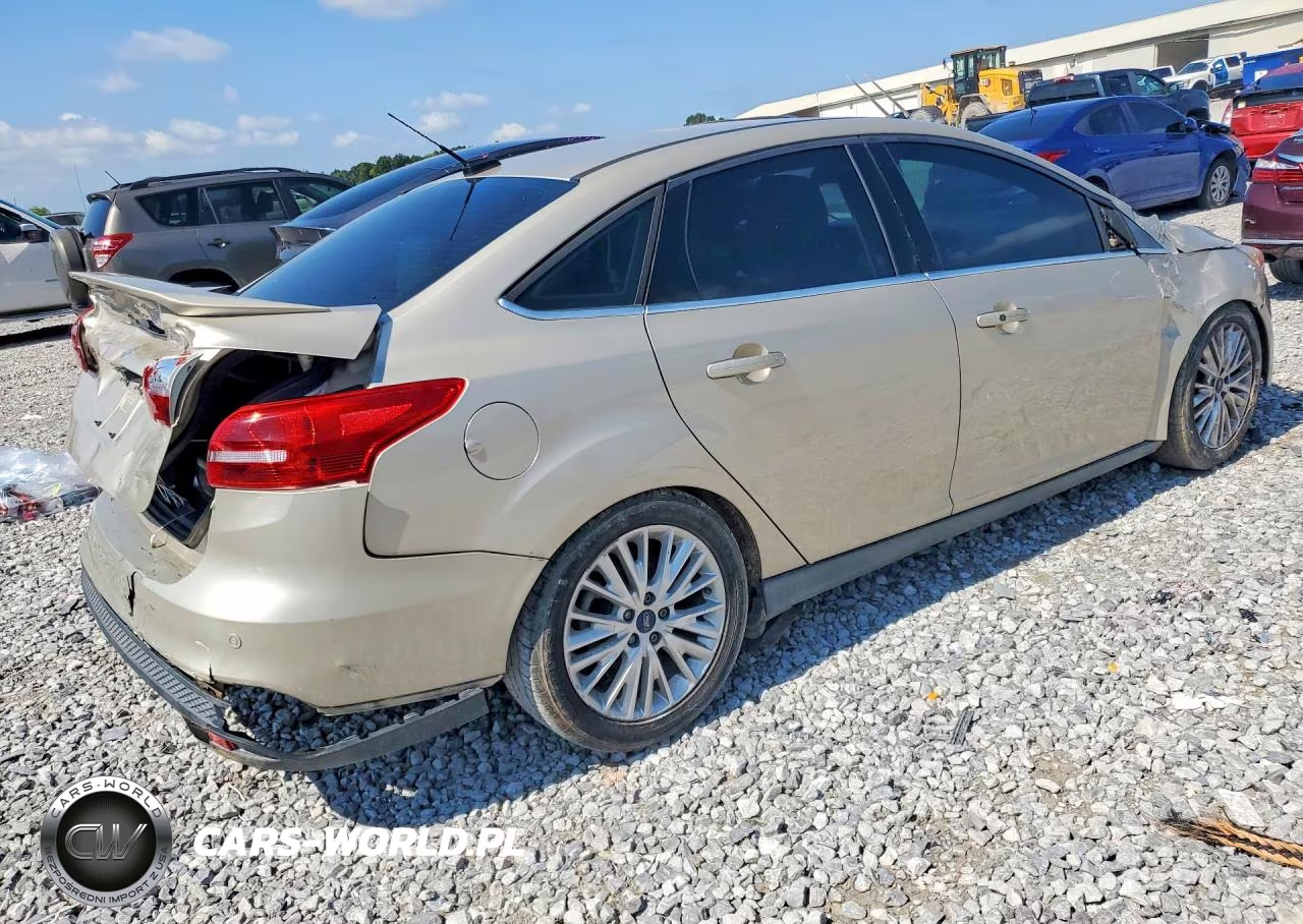 2018 Ford Focus Titanium VIN:1FADP3J27JL252056 - 3