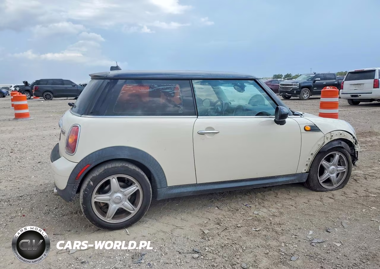 2008 Mini Cooper VIN:WMWMF33518TT59776 - 3