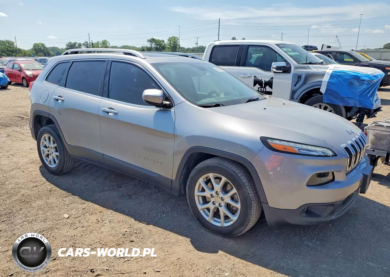 2016 Jeep Cherokee Latitude VIN:1C4PJLCSXGW189676 - 4