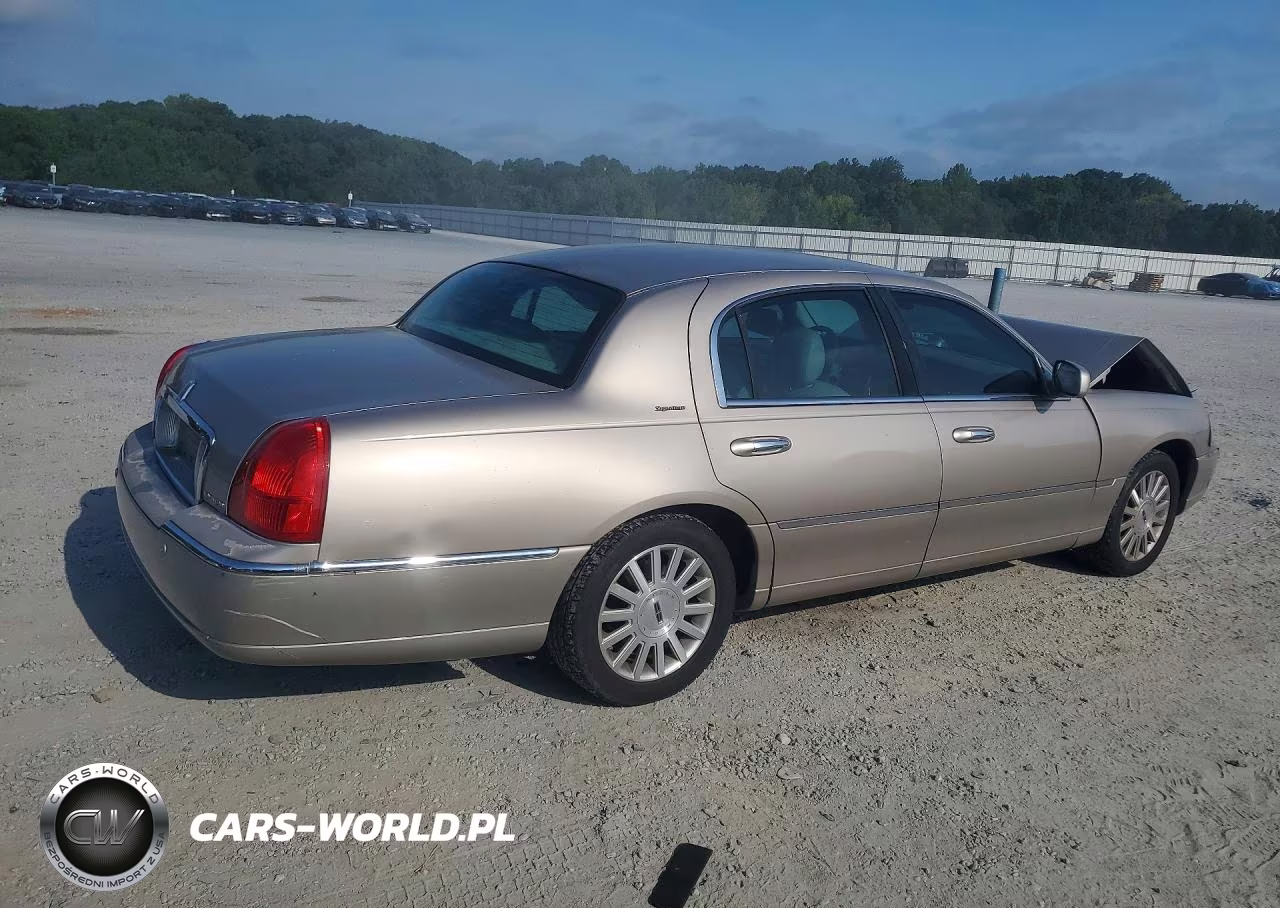 2003 Lincoln Town Car Signature VIN:1LNHM82W33Y670506 - 3