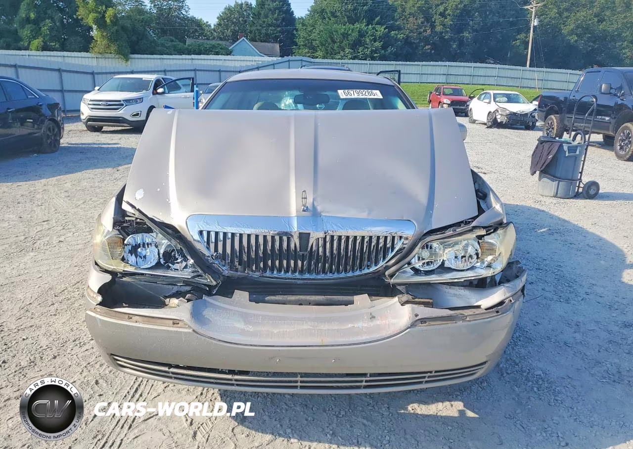 2003 Lincoln Town Car Signature VIN:1LNHM82W33Y670506 - 5