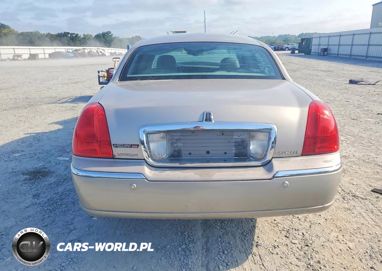 2003 Lincoln Town Car Signature VIN:1LNHM82W33Y670506 - 6