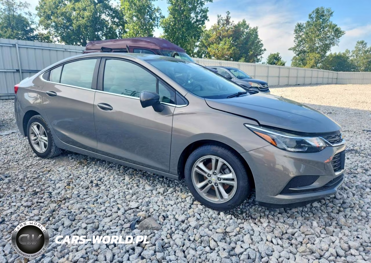 2018 Chevrolet Cruze Lt VIN:1G1BE5SM2J7177559 - 4