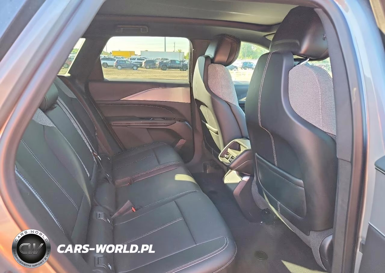 2024 Cadillac Lyriq Tech VIN:1GYKPMRK9RZ102576 - 11