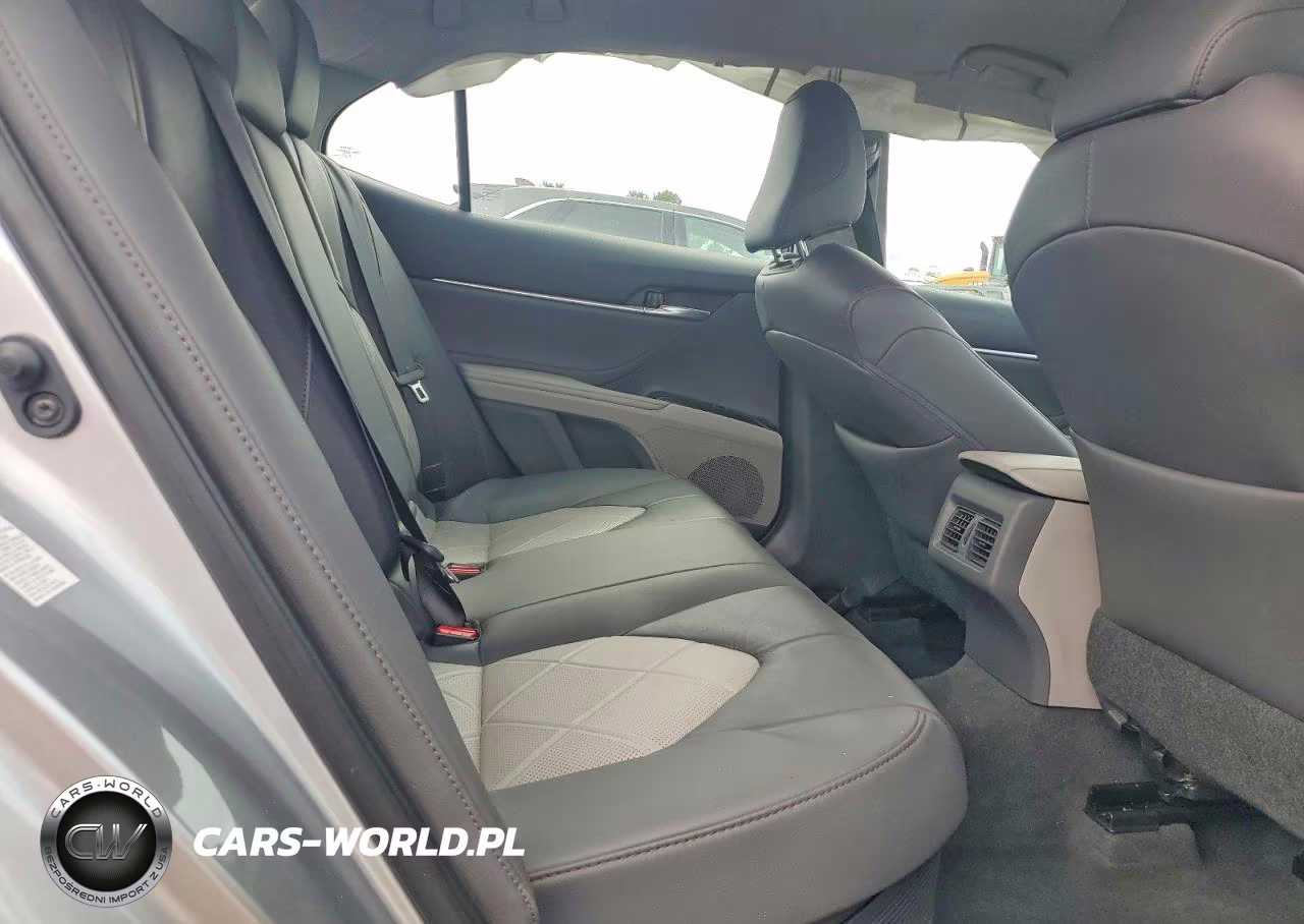 2018 Toyota Camry Hybrid Xle VIN:4T1B21HK2JU505445 - 10