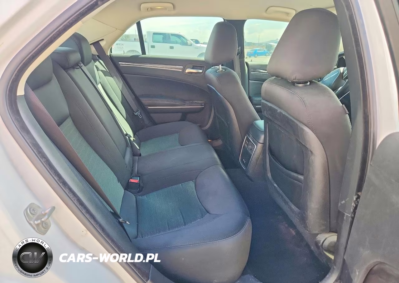 2019 Chrysler 300 Touring VIN:2C3CCAAG1KH609851 - 10