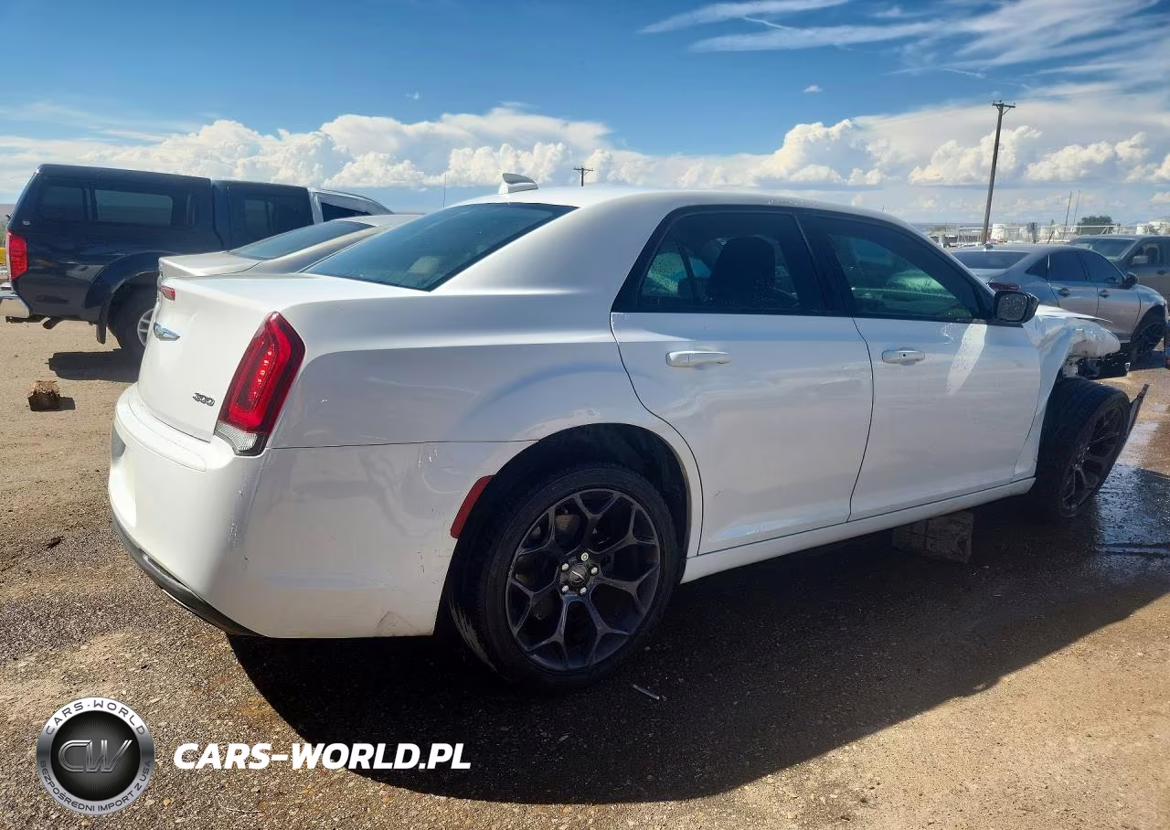 2019 Chrysler 300 Touring VIN:2C3CCAAG1KH609851 - 3