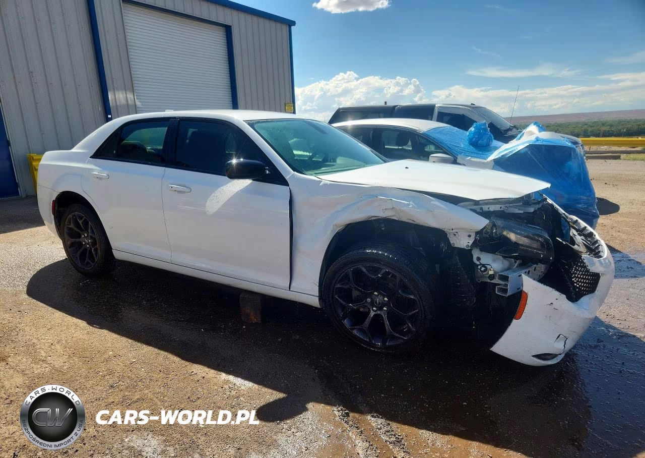 2019 Chrysler 300 Touring VIN:2C3CCAAG1KH609851 - 4