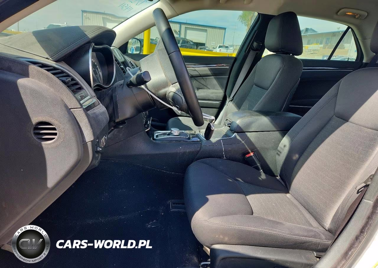 2019 Chrysler 300 Touring VIN:2C3CCAAG1KH609851 - 7