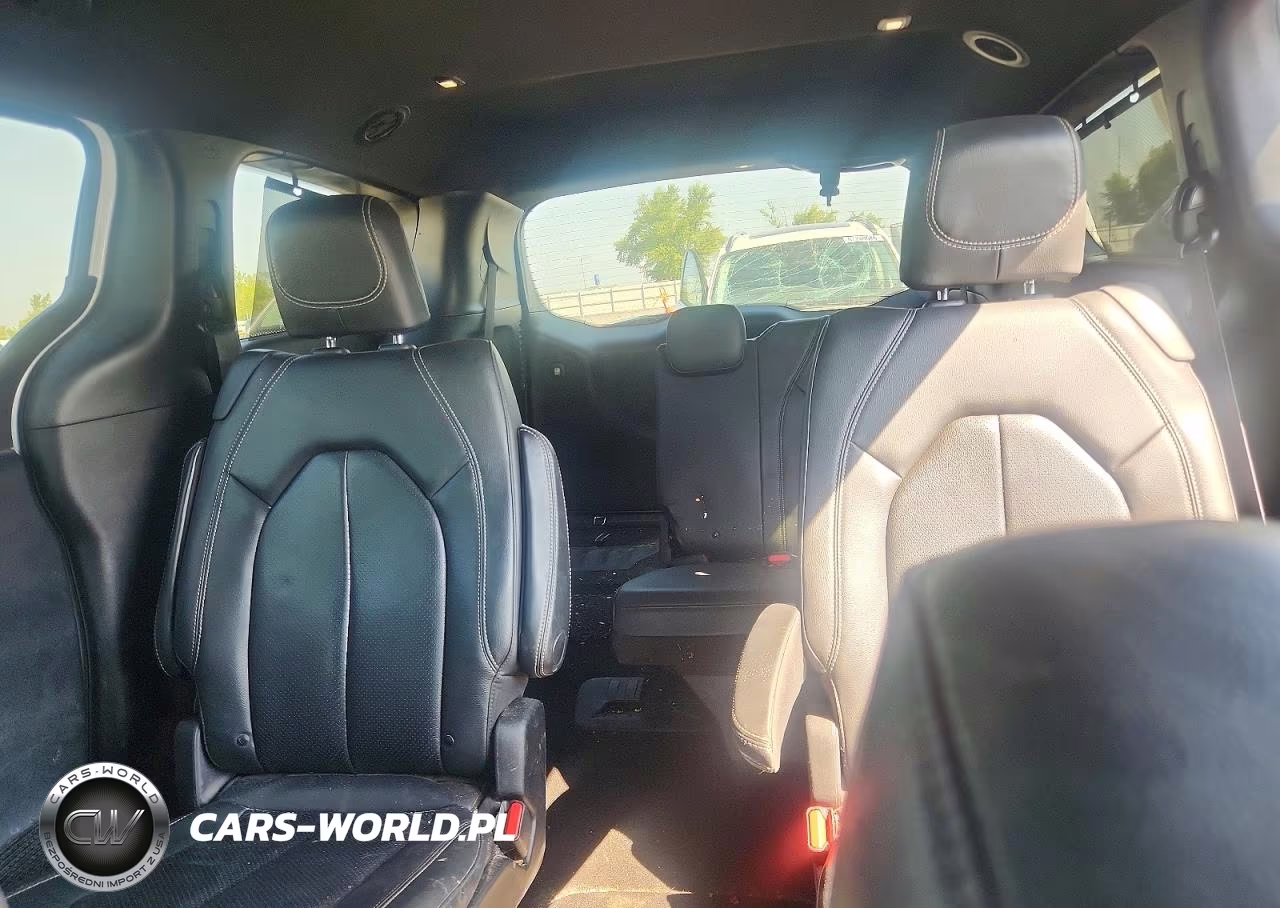 2019 Chrysler Pacifica Touring L Plus VIN:2C4RC1EG0KR742014 - 10