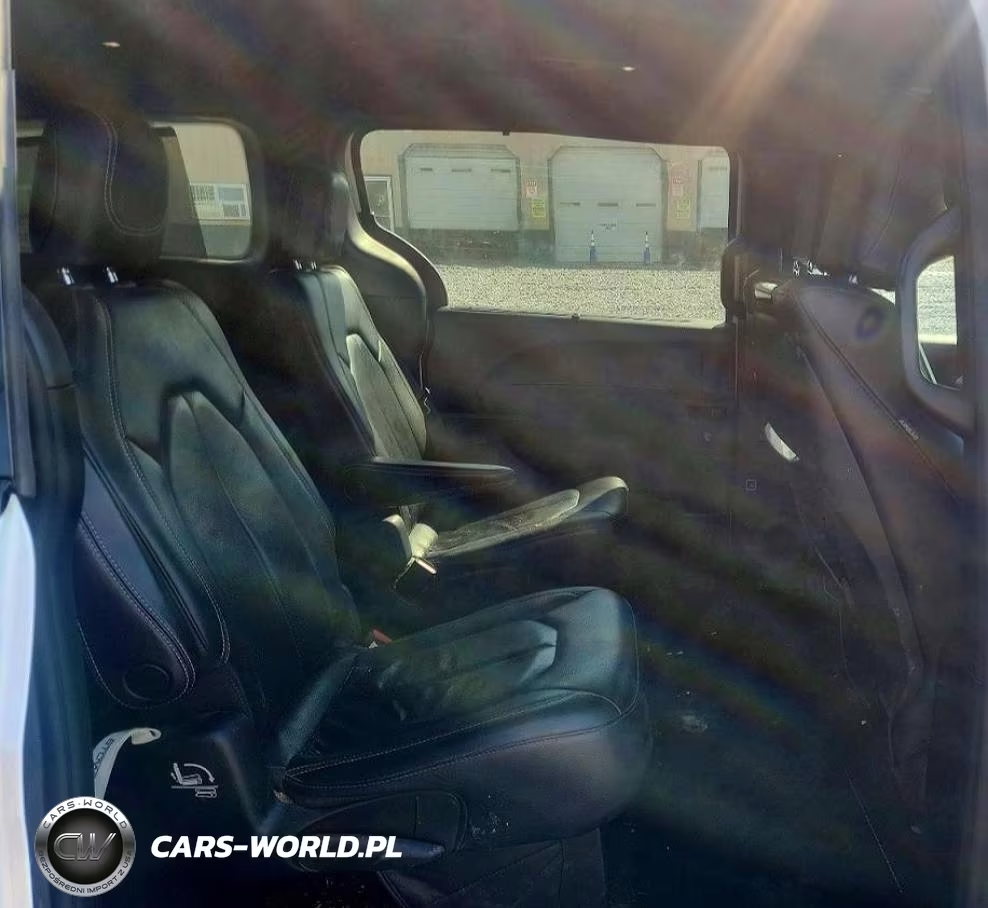 2019 Chrysler Pacifica Touring L Plus VIN:2C4RC1EG0KR742014 - 11